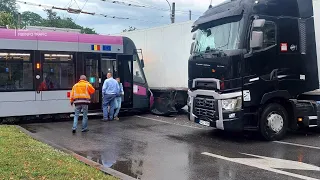 ACCIDENT ÎNTRE CAMION ŞI TRAMVAI
