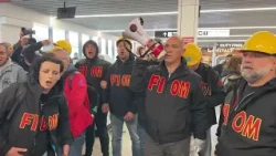 Ex Ilva, i lavoratori occupano l’aeroporto di Genova: il video