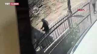 Avcılar'da kentsel dönüşüm kapsamında kontrollü şekilde yıkımı yapılan 4 katlı bina çöktü