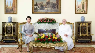 Peng Liyuan chats over tea, visits exhibition with wife of Egyptian president