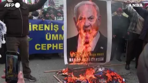 Proteste a ISTANBUL contro l'ttacco all'IRAN: manifestanti bruciano le foto di TRUMP e NETANYAHU