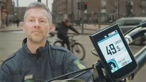 Få klik - og din elcykel kører 50 km/t - men det er piv ulovligt