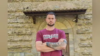 Alberto Cerri strikes in attack, wearing amaranth