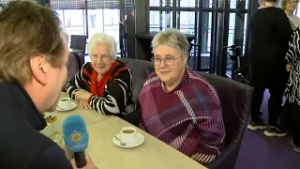 Ouderen via -stichting Met je hart- op bezoek in de raadzaal bij de burgemeester van Boxtel.