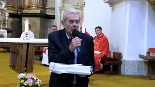 Během děkovné mše se Církevní základní škola rozloučila s dlouholetým ředitelem