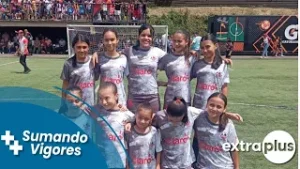 Niños y niñas a jugar en la Super Liga Claro
