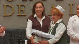 Entrega de uniformes a personal del IMSS-Bienestar