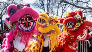Más de 100.000 personas celebran en Usera el gran desfile del Año Nuevo chino
