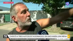 Un utilitario que transportaba cartones chocó contra tres vehículos que estaban estacionados