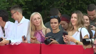 Pogledajte kako je večeras bilo ispred Narodnog pozorišta