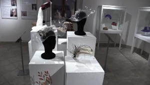 Kdepak je ta hlava, která klobouk nosila