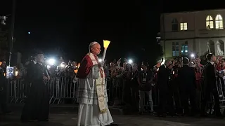 Папа присоединился к паломникам на шествии со свечами в Лурде, где на мессу пришли 150 тысяч человек