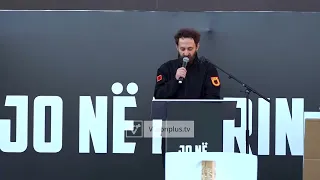Tension në tubim! Qytetarët tentojnë të vendosin uniformën e UÇK në  selinë e qeverisë