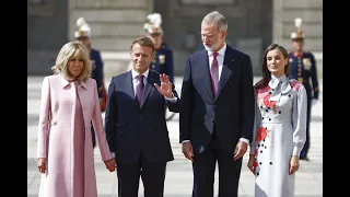 Letizia recupera su aplaudido vestido de Pertegaz para recibir a Emmanuel y Brigitte Macron