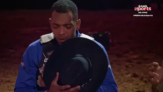 Jon Vlogs levanta multidão na abertura do rodeio de Barretos
