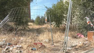 Trash, weeds, and fire hazard: the vacant lot in Puente de Vallecas worrying neighbors