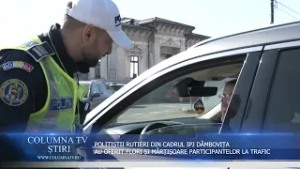 POLIȚIȘTII RUTIERI DIN DÂMBOVIȚA AU OFERIT FLORI ȘI MĂRȚIȘOARE PARTICIPANTELOR LA TRAFIC