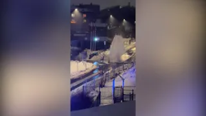 Naujamiesčio rajone trūkęs vamzdynas šokiravo vilniečius: baisu net čiaupą atsukti