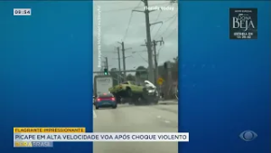 Picape em alta velocidade atinge carro parado em semáforo; veja