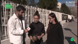 Una joven, al ver un busto de Felipe González: "Es feo, pero..." - El Intermedio