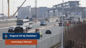 A9 richting Holendrecht dicht tussen Badhoevedorp en Stadshart na ongeval met vrachtwagen