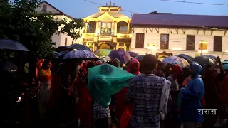 सोमबार काठमाडौँको पशुपतिनाथ मन्दिरमा पूजाअर्चना गर्न आएका भक्तजन