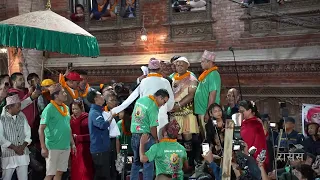 इन्द्रजात्रामा दिगु भैरव मन्दिर परिसरमा शनिबार बेलुका जिब्रो छेड्नुहुँदै वीरेन्द्रभक्त गजू श्रेष्ठ