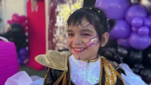 Leila Cruz toca la campana tras vencer la leucemia