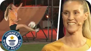 Freestyle Fußballerin Nina will es wissen - kann sie einen Ball aus 25 Metern Höhe annehmen? | SAT.1