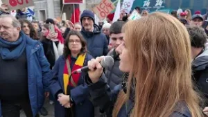 La protesta dei fischietti in piazza a MILANO contro l'ICE alle OLIMPIADI: "Deriva pericolosa"