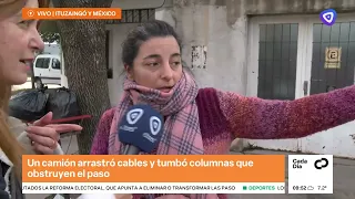Un camión desvió su recorrido y se llevó puestos cables de luz