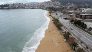 Ζημιές σε επιχειρήσεις στο Περιγιάλι προκάλεσαν οι ισχυροί νοτιάδες