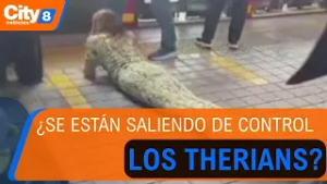 Mujer que se identifica como “therian” fue vista imitando una serpiente en TransMilenio| CityTv