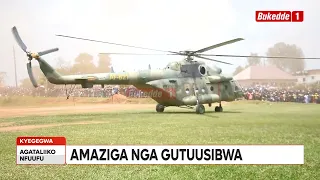 Agataliiko Abakungubazi beeyiye ku kisaawe ky’e Humura e Kyegegwa okwaniriza omubiri gwa Omukama