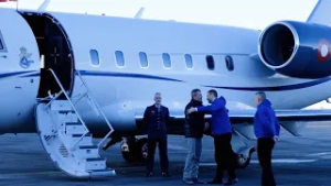 Il RE DI DANIMARCA in visita in GROENLANDIA. Abbraccio con il premier Nielsen all'aeroporto di Nuuk