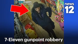 Мужчина скрывается от правосудия после вооруженного ограбления магазина 7-Eleven в Бронксе | News 12