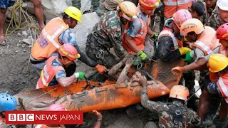 ネパールの地下トンネルから作業員が救出される瞬間
