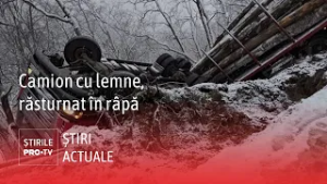 Momentul în care un camion plin cu lemne se răstoarnă în râpă, în județul Sibiu