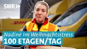 Paketzustellerin in der Vorweihnachtszeit