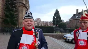 De carnavalsvlaggen worden opgehangen in de Sint-Petrusbasiliek