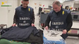 Felpe false delle Olimpiadi sequestrate a Como