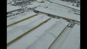 Įgriuvus „Gariūnų“ palapinių stogams prekeiviai susiėmę už galvų: jaučiasi palikti likimo valiai