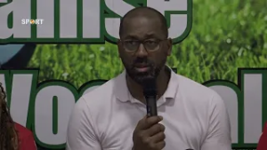 Natio Uma bondscoach Mark de Vries is trots op zn speelsters na de wedstrijd tegen Haiti