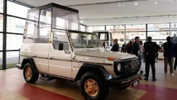 Vatican : un siècle de papamobiles Mercedes-Benz exposé