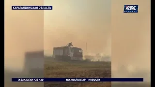 Степь продолжает гореть близ села под Карагандой