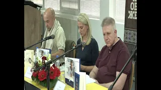 Sa dobitnikom Žicke hrisovulje Sašom Radojičićem u kraljevačkoj biblioteci
