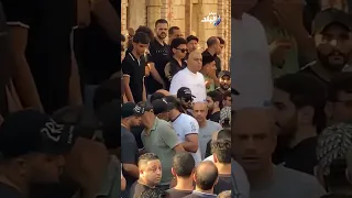 تامر حسني يستقبل واجب العزاء في والده بمقابر العائلة بطريق الواحات