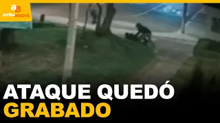 Cámaras captaron el momento en que una mujer fue abordada por ladrones en Bogotá | ArribaBogotá