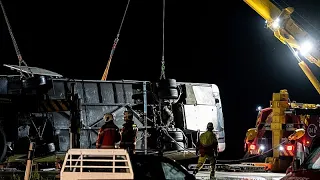 Bus con 48 persone a bordo si ribalta in Svizzera, morti e feriti