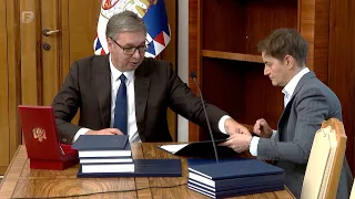 Vučić predao dužnost Ani Brnabić: Srbija ide i na vanredne predsjedničke izbore